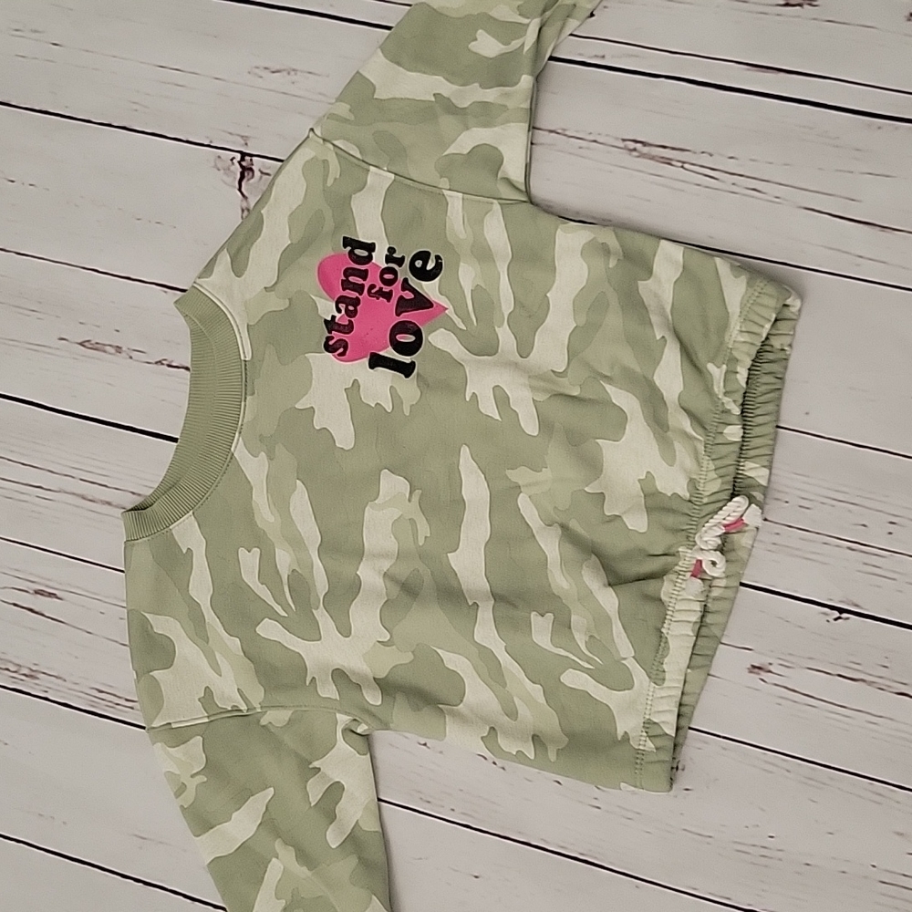 Camo "Stand For Love" 🩷 - Picture 2 of 7